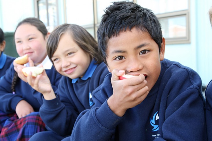 School kids eating fresh fruit