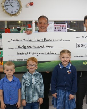 Countdown representative and kid ambassador with countdown donation cheque